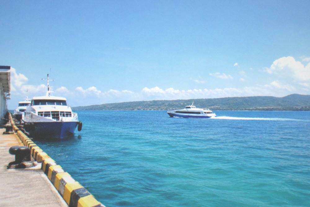 A fastcraft ferry crossing the strait between Cebu and Bohol